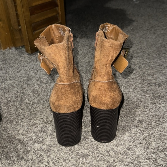 Beautiful boots that zip on the side so comfy and gorgeously perfect - Picture 3 of 3